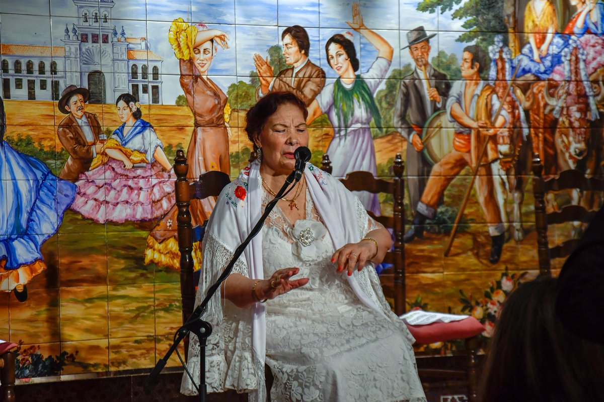 libroscom's tweet image. Este proyecto es el regalo que @Danydevargas quiere hacer a su abuela Carmen, &quot;arte y cultura gitana pura&quot;. En este mismo tablao Carmen empezó su carrera como artista. #ClavelesRojos 📷: Agustín Millán 🥰