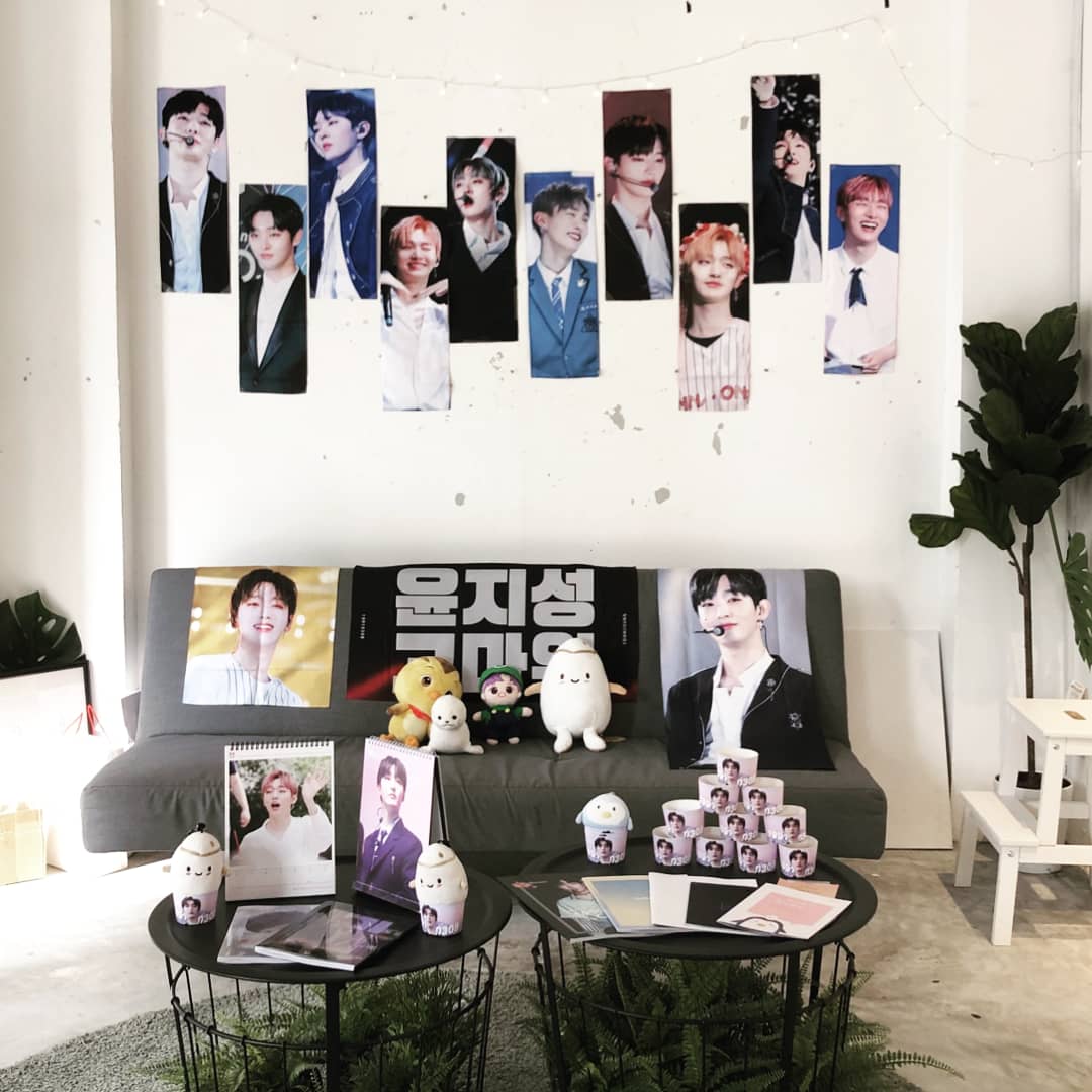 ohmy_cupholder's tweet photo. Yoon Jisung 29th B'day Cupholder
윤지성 29번째 생일 컵홀더

🇸🇬 Plus Eight Two
🇸🇬 Singapore 싱가포르 新加坡 
🇸🇬 3/7 ~ 3/8

❤ @0308JSDAY #0308JSDAY #MIRACLEOFSPRING

#WANNAONE #YOONJISUNG #워너원 #윤지성 #cupsleeve #杯套 #カップホルダー https://t.co/lqoPdP9kY3