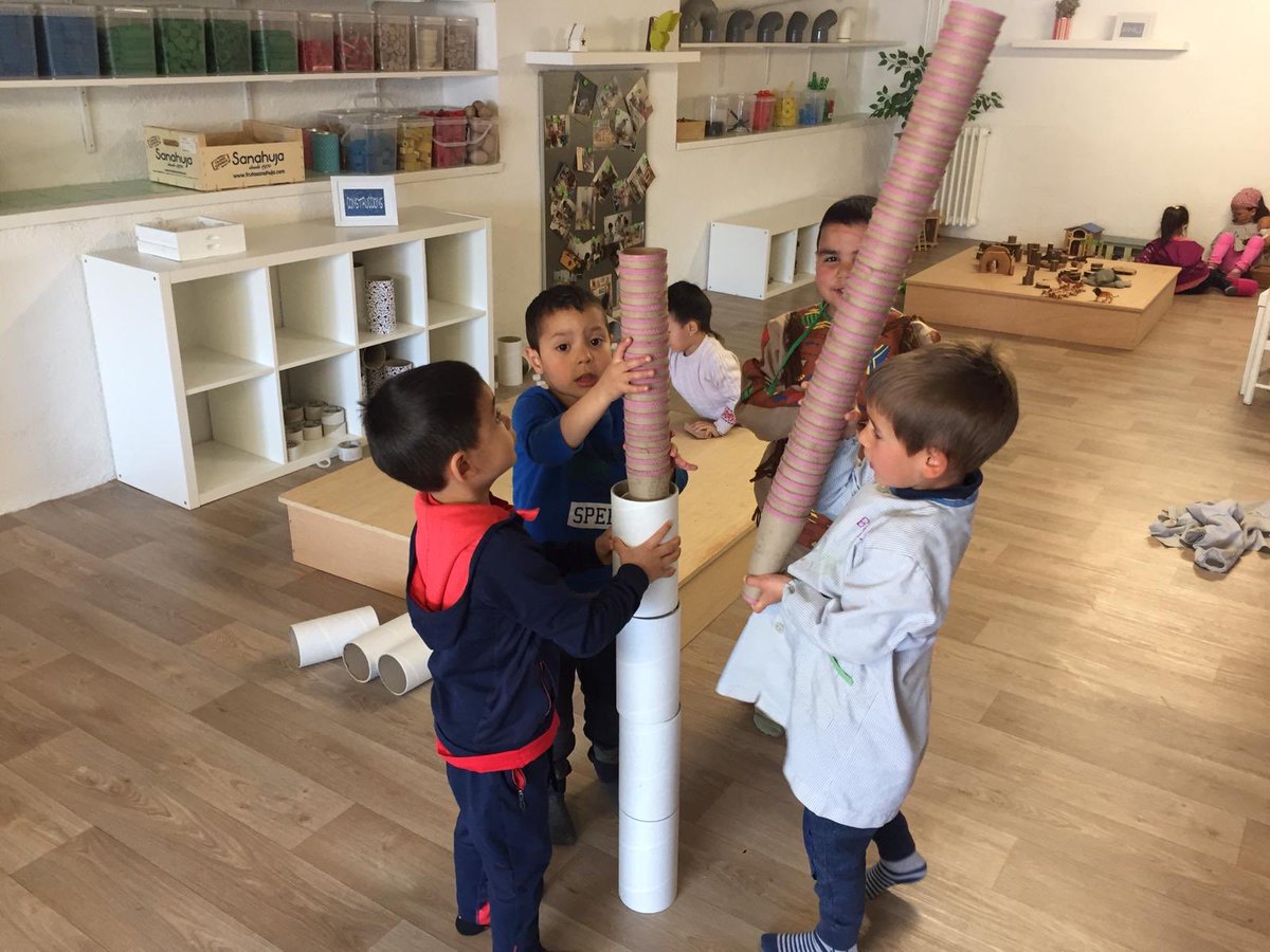 FEDACVic's tweet image. Alumnes d’I4, avui en els ambients hem fet una torre fins al sostre... hem provat, hem experimentat, hem descobert i ho hem aconseguit #aprenemjugant #alçades #ambients #avuixdemà #passióxeducar #lamevaescolaés 🔝