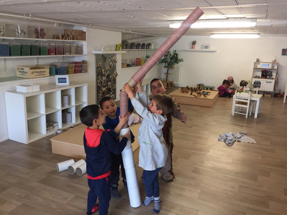 FEDACVic's tweet image. Alumnes d’I4, avui en els ambients hem fet una torre fins al sostre... hem provat, hem experimentat, hem descobert i ho hem aconseguit #aprenemjugant #alçades #ambients #avuixdemà #passióxeducar #lamevaescolaés 🔝