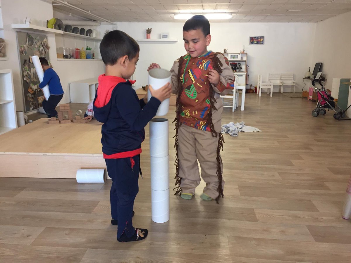 FEDACVic's tweet image. Alumnes d’I4, avui en els ambients hem fet una torre fins al sostre... hem provat, hem experimentat, hem descobert i ho hem aconseguit #aprenemjugant #alçades #ambients #avuixdemà #passióxeducar #lamevaescolaés 🔝