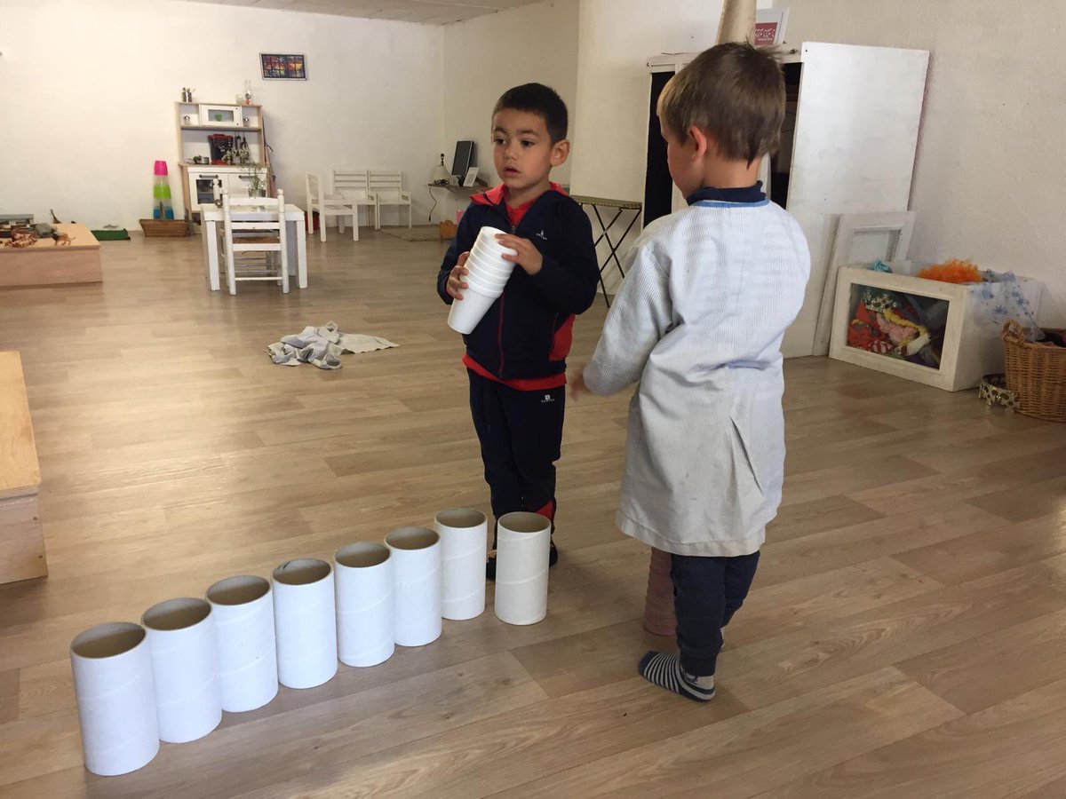 FEDACVic's tweet image. Alumnes d’I4, avui en els ambients hem fet una torre fins al sostre... hem provat, hem experimentat, hem descobert i ho hem aconseguit #aprenemjugant #alçades #ambients #avuixdemà #passióxeducar #lamevaescolaés 🔝