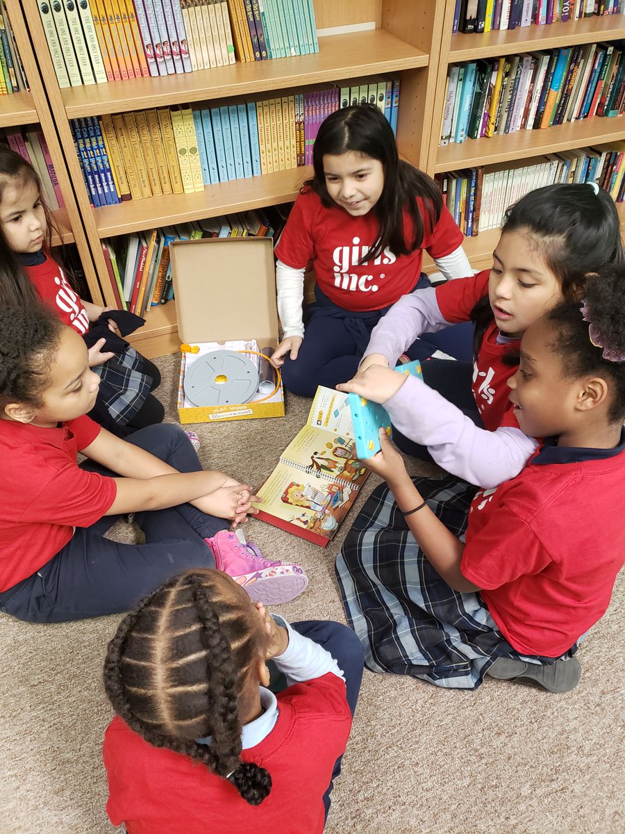 GirlsIncDallas's tweet photo. Our girls are learning how to make a movie by building a Zoetrope. #MakingSTEMfun https://t.co/s3H5bU2K3W