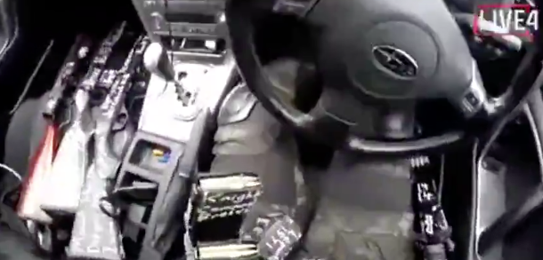 葛葉 W でこんすとらくしょん Twitterissa 15日に起きたニュージーランドの銃乱射事件の 犯人が乗り込んで乱射してる動画が上がってたので それを見てる 防犯カメラとかじゃない犯人目線の映像だから なんかちょっと