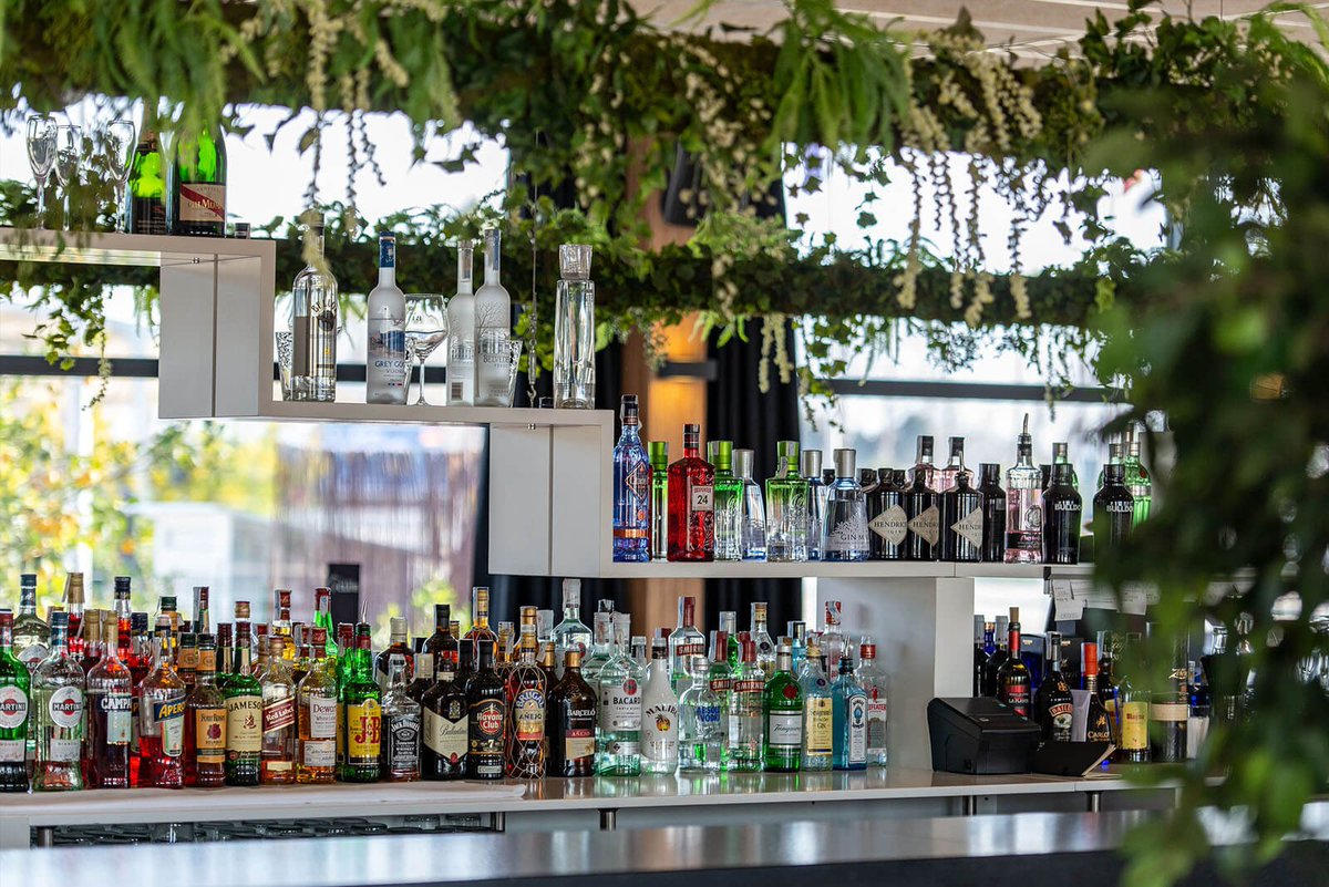 olivanovaresort's tweet photo. Todas las tardes durante el #SpringMET, música en directo, copas, cervezas... en The Club. ¡Y #HappyHour hasta las 20:00h! 🍸🎶🎷¿Vienes?
📍 Centro Ecuestre Oliva Nova
#CentroEcuestre #FiestasMET #OlivaNova https://t.co/wlgRqfRJlP