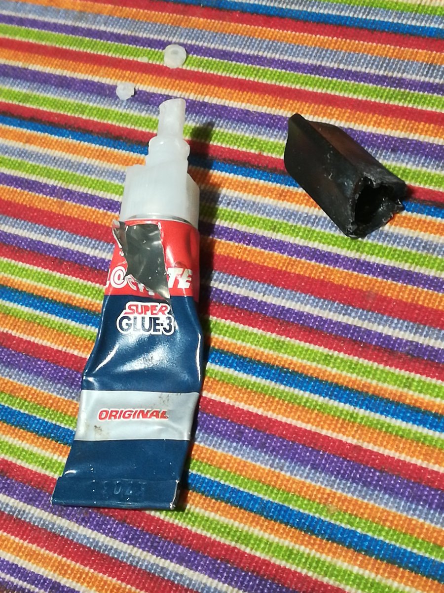 ImpostorStop's tweet photo. El timo del #pegamento #superglue:

Gastas 5€ en un tubo de 3 gramos, y como se seca la punta y no sale te toca ir cortándola, ¡y en pocas semanas se seca todo el tubo! 🤔 ¡No usé ni la mitad! ¡Menudo #TIMO!

#loctite #loctiteglue

#NoCuela
#QueNoTeTimen
#TuDecides
#consumismo https://t.co/JjCEvTmf7v
