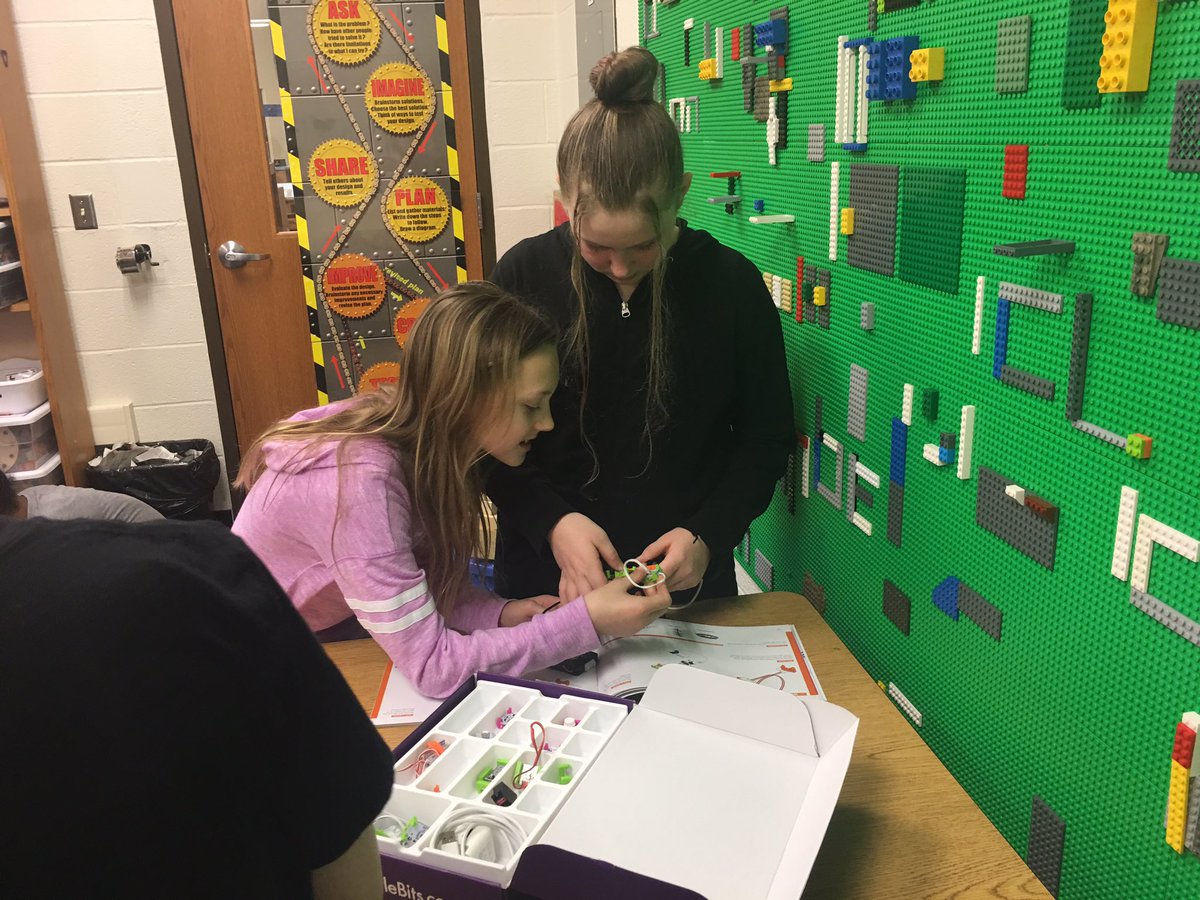 PaulaFSesd's tweet photo. Hands-on exploration with electricity! #littleBits #StewElementary https://t.co/58zNuP9DIZ