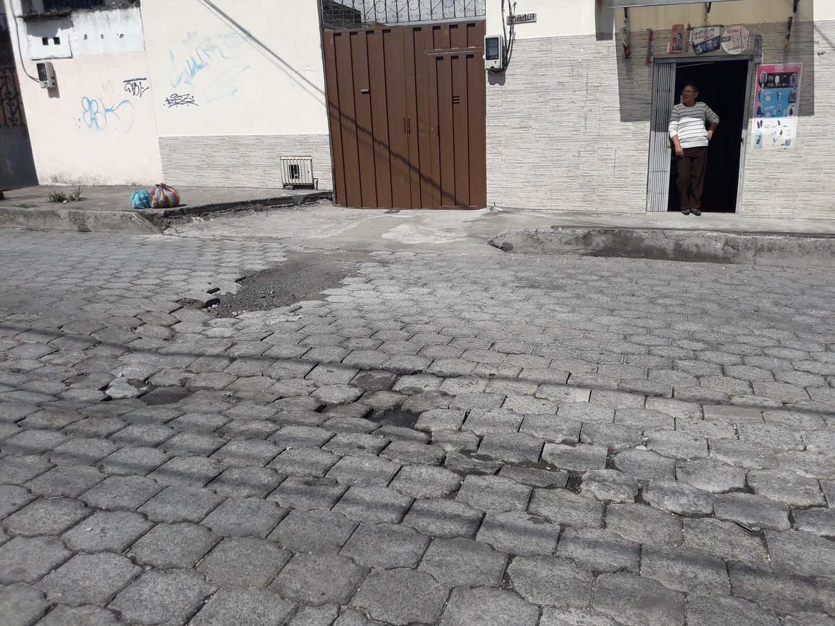 Roguspalacios's tweet photo. @ObrasQuito Señores de la EPMMOP quiero hacer una petición para el arreglo de un hundimiento en la calle Guayacanes y José Bustos, cada vez el oramen es más grande, por favor necesitamos ayuda urgente. https://t.co/Ts1nVdYeHG