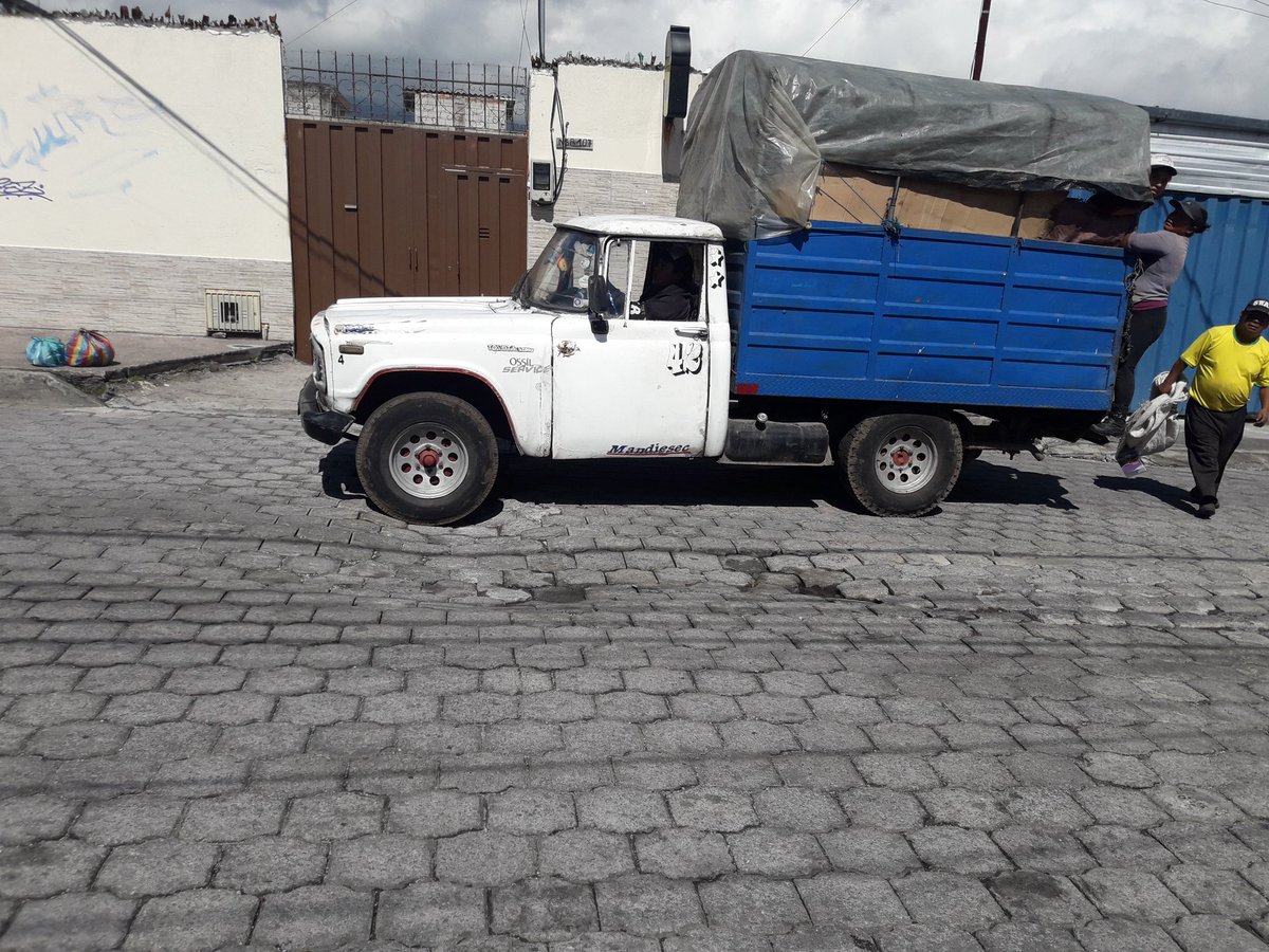 Roguspalacios's tweet photo. @ObrasQuito Señores de la EPMMOP quiero hacer una petición para el arreglo de un hundimiento en la calle Guayacanes y José Bustos, cada vez el oramen es más grande, por favor necesitamos ayuda urgente. https://t.co/Ts1nVdYeHG