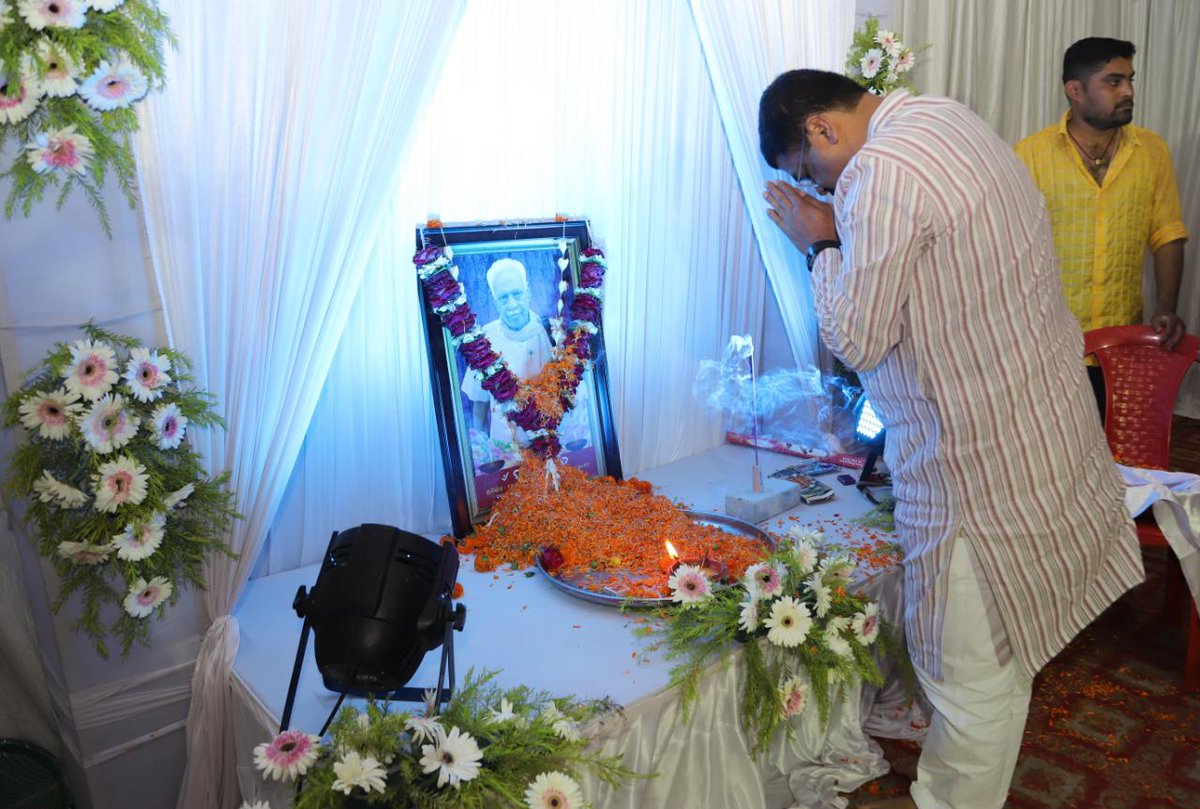 dpradhanbjp's tweet photo. କଟକ ଠାରେ ଆୟୋଜିତ ଏକ କାର୍ଯ୍ୟକ୍ରମରେ ପରଲୋକଗତ ସଂଘର ବରିଷ୍ଠ ପ୍ରଚାରକ ହରିହର ଦା'ଙ୍କ ଦ୍ୱାଦଶରେ ଶ୍ରଦ୍ଧାଞ୍ଜଳି ଅର୍ପଣ କଲି । ସ୍ୱର୍ଗତ ହରିହର ଦା କେବଳ ଜଣେ ଦକ୍ଷ ସଂଗଠକ ନଥିଲେ, ତାଙ୍କର ଓଜସ୍ୱିନୀ ଭାଷଣ ଓ ବୌଦ୍ଧିକ ବିଚକ୍ଷଣତାରେ ଯୁବପୀଢିଙ୍କୁ ରାଷ୍ଟ୍ରବାଦୀ ବିଚାରଧାରାକୁ ଆ��ୃଷ୍ଟ କରିବାରେ ��ଫଳ ହୋଇଥିଲେ  । https://t.co/mrPgboaMSh