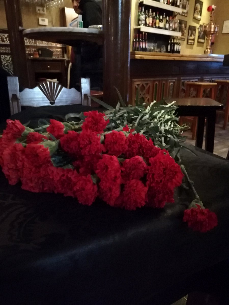 libroscom's tweet image. Además animamos a que cada persona que apoye el proyecto se haga una foto con un clavel y #ClavelesRojos. Juntos vamos a conseguir que la historia de Carmen se conozca.🌷💃