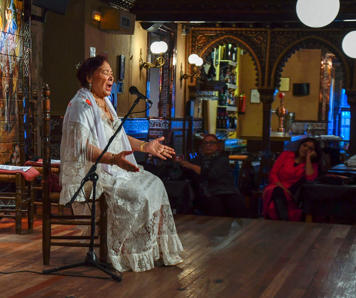 libroscom's tweet image. Carmen es una resistencia gitana, es alegría, es arte, es cultura. 😍#ClavelesRojos es un proyecto que nos emociona mucho por poder contar una de tantas historias invisibilizadas de mujeres gitanas. #ClavelesRojos 📷: Agustín Millán