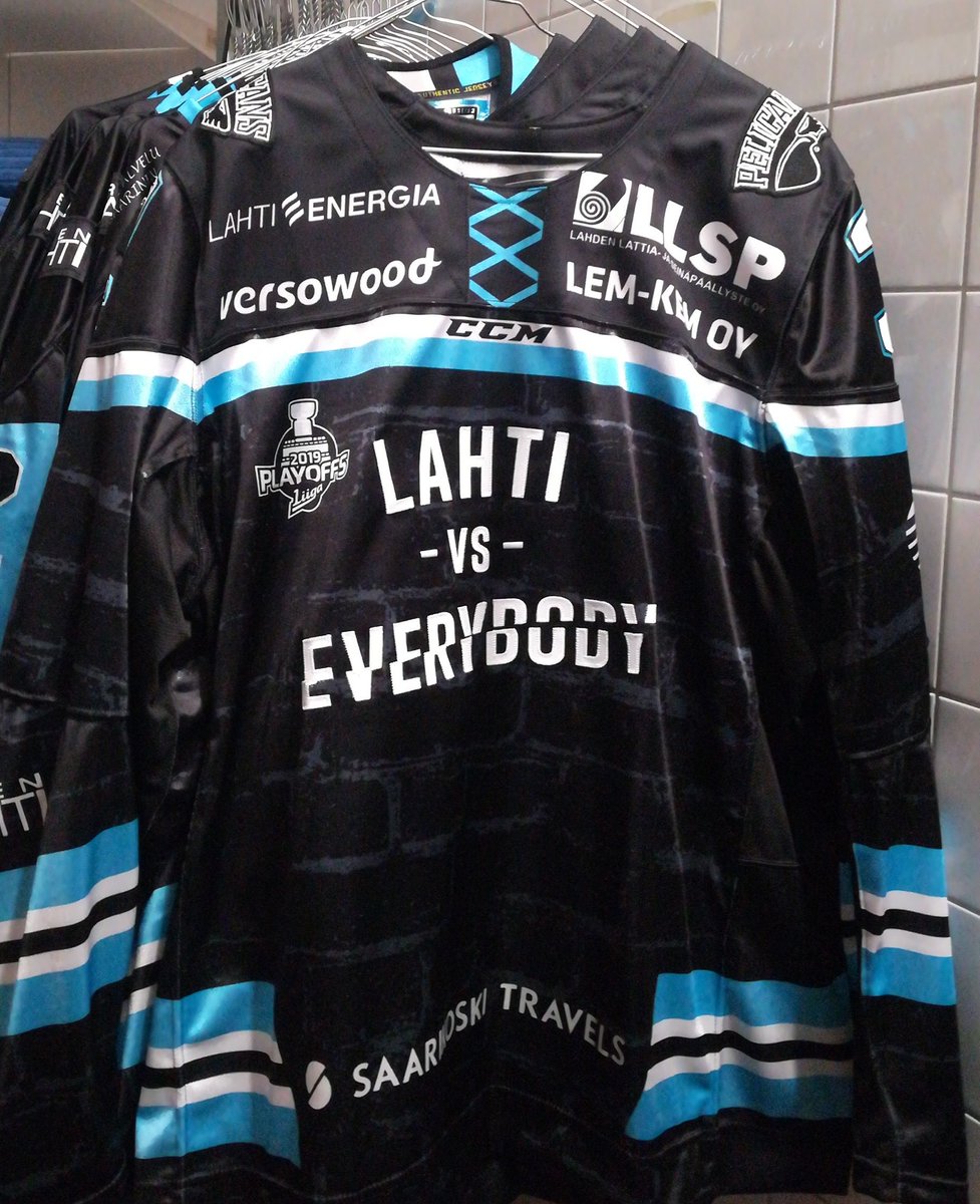 lahdenpelicans's tweet photo. Tässä illan pelipaita. 🖤 Tunnin päästä on tosi kyseessä!

#PelicansFi #LahtivsEverybody #HIFK #Liiga https://t.co/gAzhi2KzLp