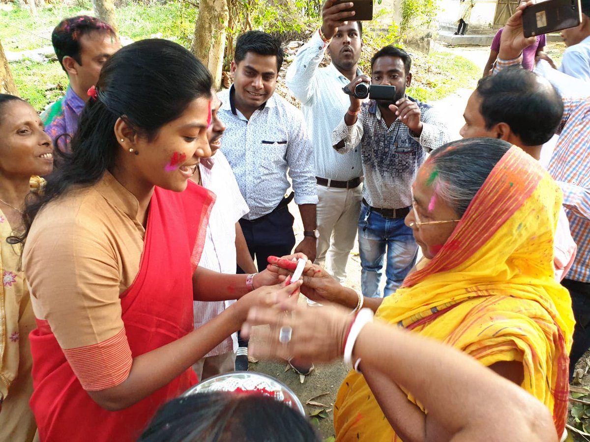 airnews_hyd's tweet photo. #Innovative measure under #SVEEP on #VoterAwareness by #DistrictCollector Keerti Jalli #Hailakandi Assam; distributes #Sakhas to #womenvoters in door to door campaign on the occasion of #Holi
#LokSabhaElections2019 #Tyohar https://t.co/ioeu4xyg7A