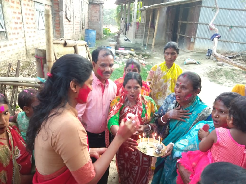 airnews_hyd's tweet photo. #Innovative measure under #SVEEP on #VoterAwareness by #DistrictCollector Keerti Jalli #Hailakandi Assam; distributes #Sakhas to #womenvoters in door to door campaign on the occasion of #Holi
#LokSabhaElections2019 #Tyohar https://t.co/ioeu4xyg7A