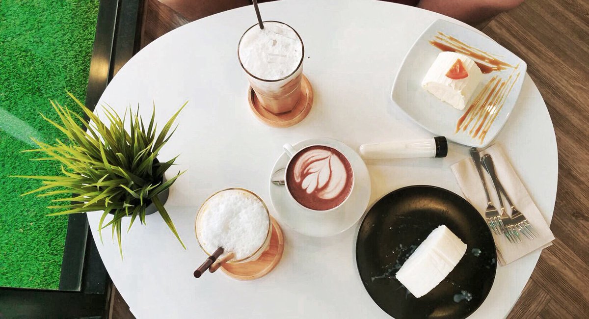 leeviewthailand's tweet photo. Havana Cafe 
[ร้านนั่งชิลราคาหลักสิบ-หลักร้อย แต่วิวหลักล้าน สวยมาก]
ปกติร้านที่นั่งได้วิวสวยขนาดนี้ เครื่องดื่มและเค้กจะแพงมาก
ใครอยากดูพระอาทิตย์ตกดิน นั่งชิลๆ แนะนำเลยค่ะ

พิกัด : กะตะ ทางไปจุดชมวิว
#รีวิวภูเก็ต #คาเฟ่ภูเก็ต #ภูเก็ต #Leeview #เที่ยวภูเก็ต https://t.co/BmZZDgtvfc