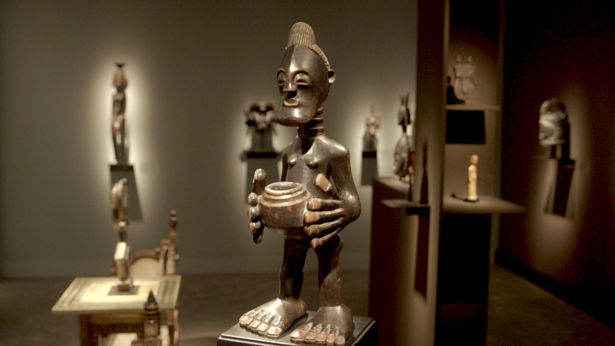 TEFAF's tweet photo. This Kalundwe masterpiece echoes Chokwe’s sculpture through its hands and feets carving. TEFAF spoke with Lucas Ratton on this rare Chokwe statue. Watch the Meet the Expert: https://t.co/35LVWljtcv #tefaf #lucasratton #tribal #art https://t.co/6TkWc7LWKw