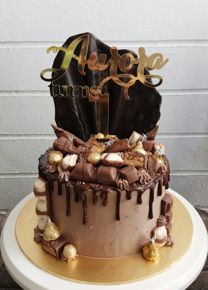 ummizza's tweet photo. 3 layer 7" loaded chocolate cake #chocolatecake #loadedcake https://t.co/tPOgwkmTOS