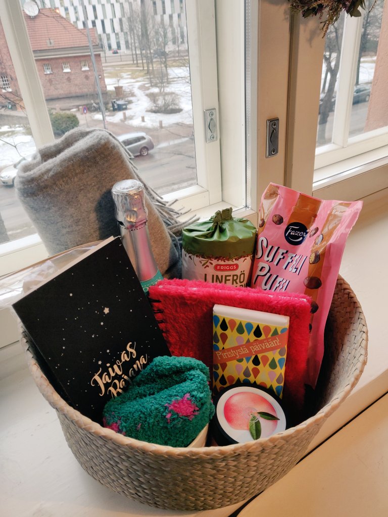 annahedenborg's tweet photo. Haikein mielin jätin tänään @Attido'n taakseni. Onni on ihanat työkaverit jotka muistivat tätä vilukissaa selviytymispakkauksella. 😻 Kiitos! Maanantaina onkin sitten vuorossa uudet kujeet! ✌️ https://t.co/KbXPeM5i70