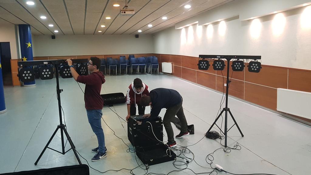 AvisNous's tweet photo. Preparant el set de grabació#faiglasallesantceloni https://t.co/4lLyQJ6DzQ