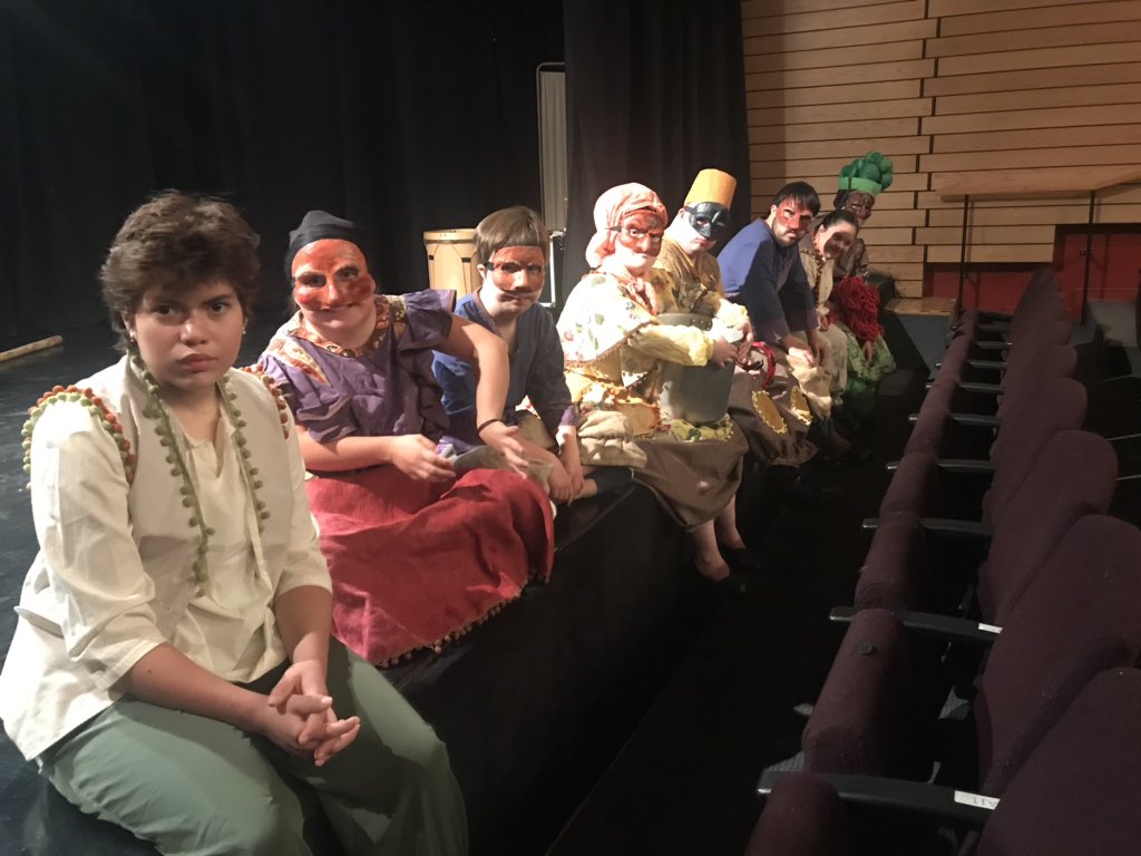 senadis_gob's tweet photo. 🔴AHORA actores de la obra de teatro Cactus, sólo muere lo que se olvida, se preparan para la primera presentación 2019. La puesta en escena es inspirada en la vida y obra de Violeta Parra y en "Romeo y Julieta", de W. Shakespeare. @dsocial_gob #InclusiónLaHacemosTodos https://t.co/rBm1Jej2IE