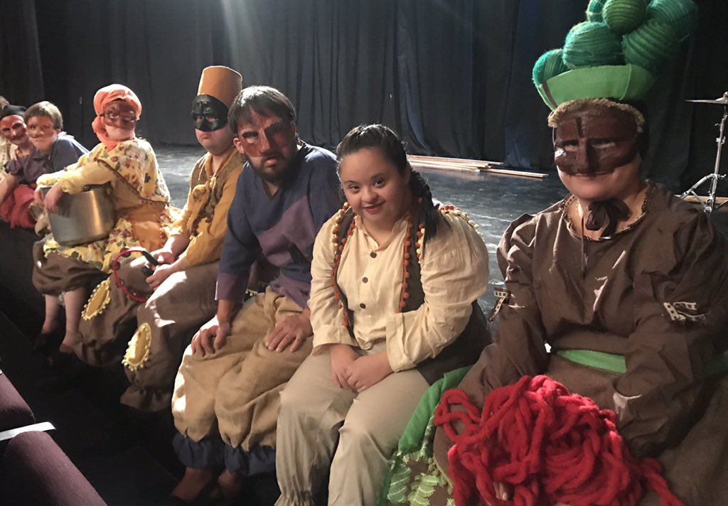 senadis_gob's tweet photo. 🔴AHORA actores de la obra de teatro Cactus, sólo muere lo que se olvida, se preparan para la primera presentación 2019. La puesta en escena es inspirada en la vida y obra de Violeta Parra y en "Romeo y Julieta", de W. Shakespeare. @dsocial_gob #InclusiónLaHacemosTodos https://t.co/rBm1Jej2IE