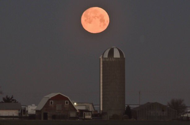 KJILRadio's tweet photo. Check out these awesome shots of yesterday’s #supermoon  that our staffer, James got! https://t.co/ytNidLKTb3