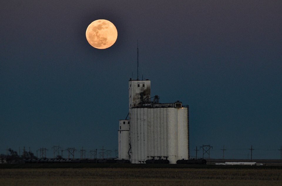 KJILRadio's tweet photo. Check out these awesome shots of yesterday’s #supermoon  that our staffer, James got! https://t.co/ytNidLKTb3