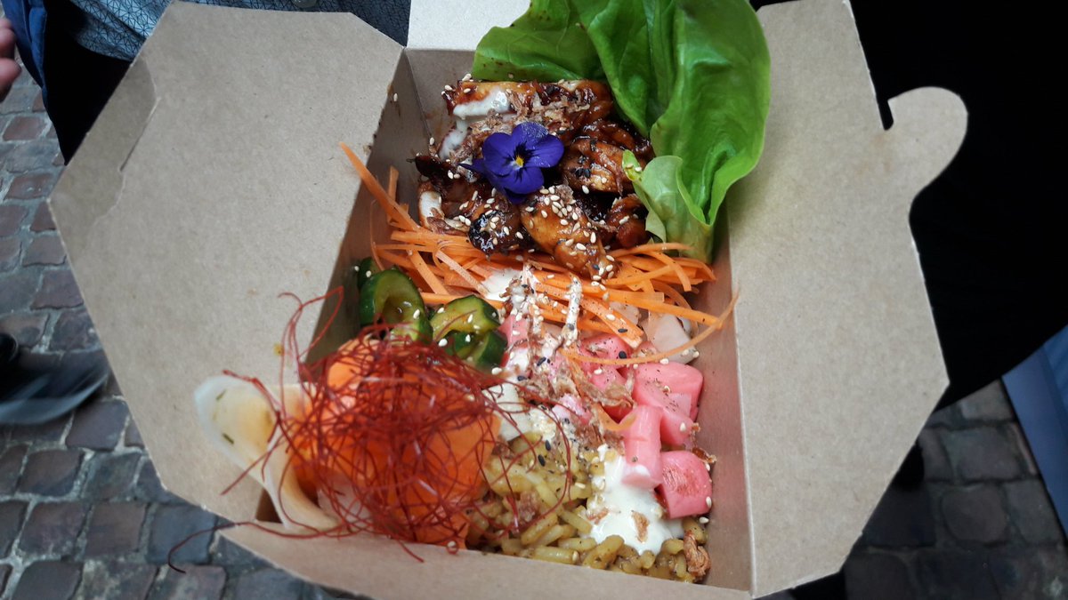 A riot of colour in the technical challenge @Servest_UK #StrEATFoodAwards @Dankirkpatrick4 @danfarrand13 Vietnamese smoked caramel chicken with white miso dressing. A classy box of food