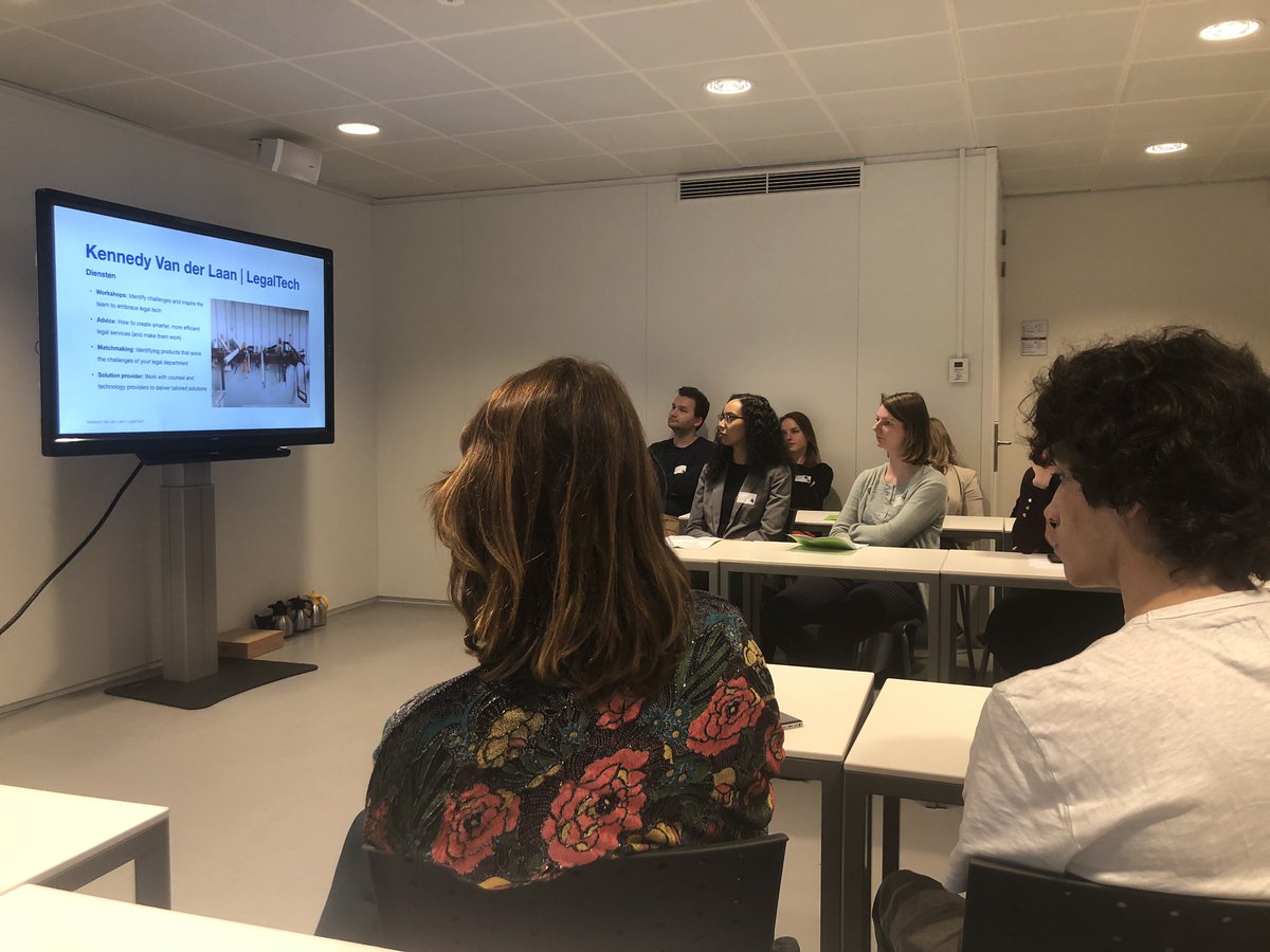 Terug in de schoolbanken voor de opening van het LegalTech lab van de Hogeschool van Amsterdam! @jellevanveenen <a href="/dutchlegaltech/">Dutch Legal Tech</a> schetst voor een volle collegezaal de mogelijkheden die er zijn in de praktijk. #LegalTech #HvA #LegalTechLab