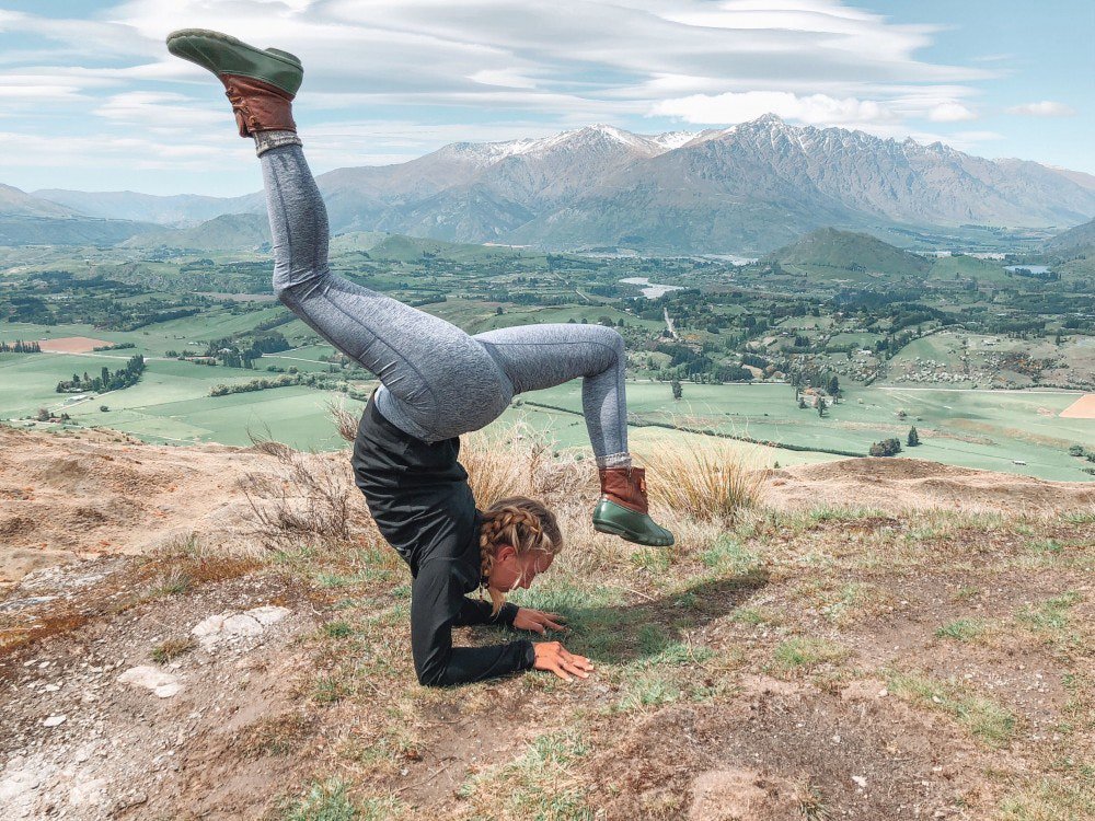 CISabroad's tweet photo. Check out this blog post in the @ohiou student paper about Semester in Sydney - @Macquarie_Uni #CISalumni @jordynirelan. A yoga practitioner, Jordyn talks about her passion for travel and meeting one of her yoga inspirations @sjanaearp while in Australia. https://t.co/Bwk6D1eYFF https://t.co/B7OEWMgOtE