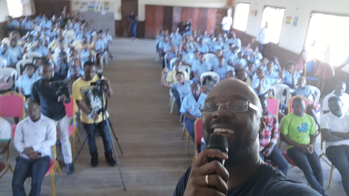 LenhSean's tweet photo. Au collège #Bessieux pour motiver les jeunes à l'entrepreneuriat ! Grand moment d'émotions!! https://t.co/stUEnHXp1D