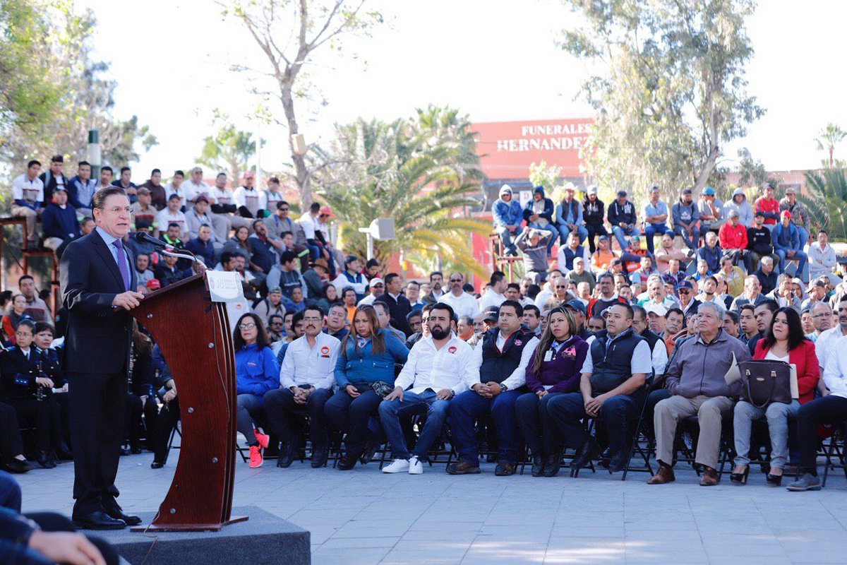 AispuroDurango's tweet image. En compañía de representantes del gremio trabajador de Durango, hoy asistimos al acto cívico conmemorativo del 213 aniversario del natalicio de #BenitoJuárez, en el que realizamos Guardia de Honor y ofrenda floral en el monumento al héroe nacional.
facebook.com/gobdgo/videos/…