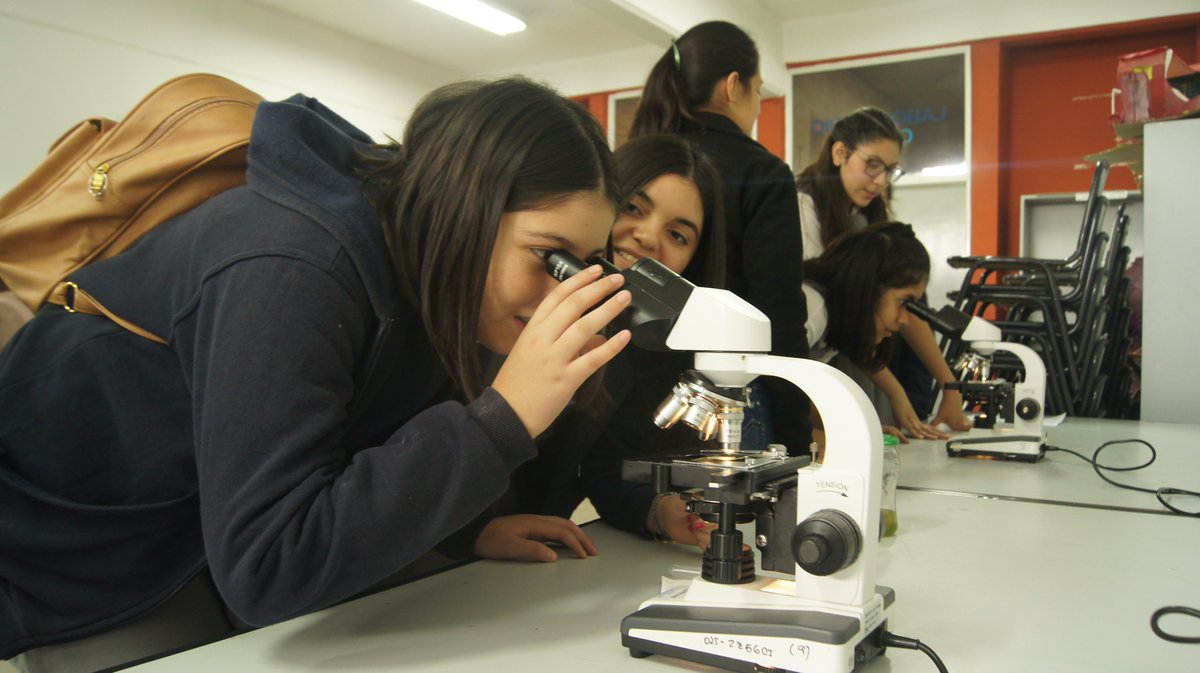 centroinno's tweet photo. #INNVOC💡Comenzamos el año investigando, construyendo y experimentando.
🔹Esta mañana estudiantes de 2do año del Instituto 9 de Julio (Capital), participaron del nuevo recorrido #INNVOC y se sumaron al desafío de ser #CientíficosXUnDía https://t.co/4vKaopc00Z