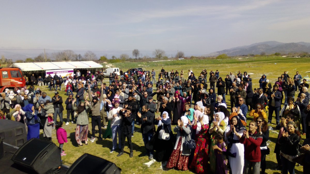 HDPBalikesir's tweet photo. Balıkesirde belediye eşbaşkan adaylarımızın ve halkımızın da katılımıyla türkülerimizle halaylarımızla Newrozu coşkuyla kutladık https://t.co/ZkcXkwgytq