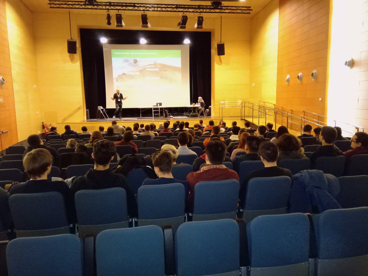 itorressiles's tweet photo. Tanquem les #jedai19 amb "el datito feo" interesant conferència a the Internet of things. https://t.co/V811XyFJSZ