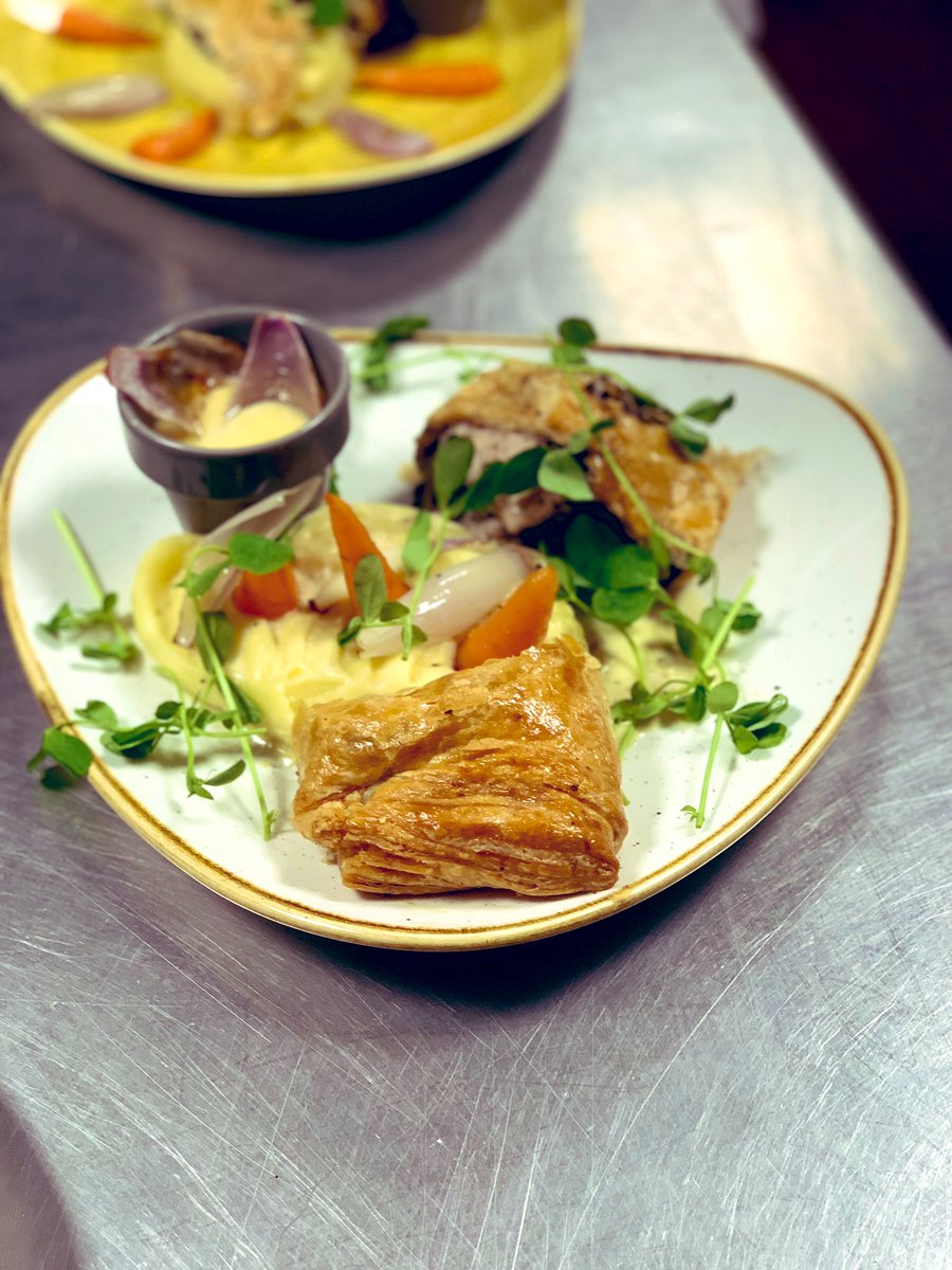 HITZSaints's tweet photo. Fantastic day at @LifeatKGH @HolidayInnRugby was a real insight into the #hospitality industry. Hopefully found a few chefs along the way! 👨🍳 👩🍳 @HITZRugby @premrugby @SaintsFdation #HITZmasterchef #healthyeating #newskills #cookingskills #newexperiences #chefsinthemaking https://t.co/HeN7ghR5Sh