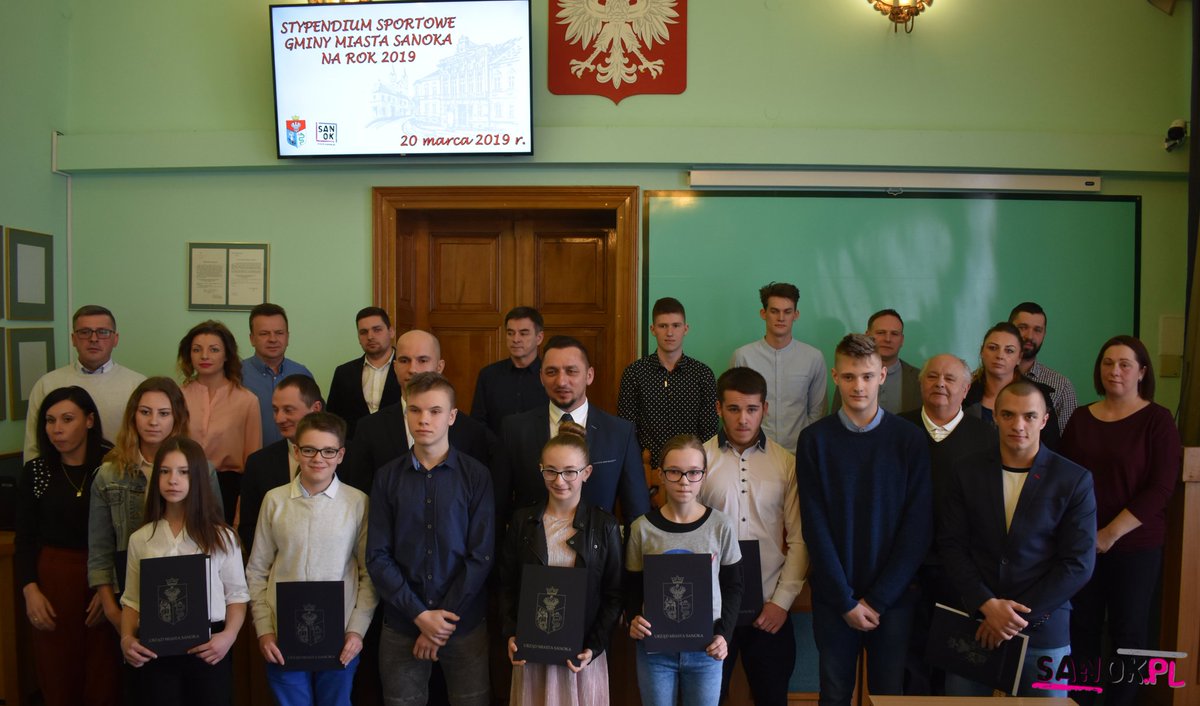 Stypendia sportowe na 2019 rok przyznane. Tegoroczne stypendia trafiły do piętnastu młodych sanoczan. Więcej informacji ➡️ na bit.ly/2UO6bIA #Sanok #Podkarpackie #Podkarpackie
