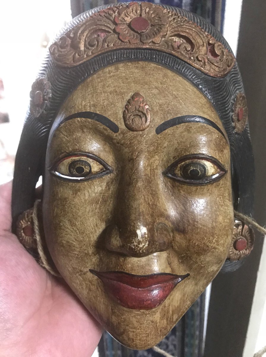 爪 切男 以前にファンの方から頂いた呪いの仮面ですが 呪い に負けないように毎日ほっぺたを撫でたりキスをして可愛がっていたら どことなく優しい顔になってきた気がします 1枚目が現在の仮面 の状態 2枚目が我が家にやって来た時の呪いの仮面です 爪 切男 以前にファンの方から頂いた呪いの仮面ですが 呪い に負けないように毎日ほっぺたを撫でたりキスをして可愛がっていたら どことなく優しい顔になってきた気がします 1枚目が現在の仮面 の状態 2枚目が我が家にやって来た時の呪いの仮面です