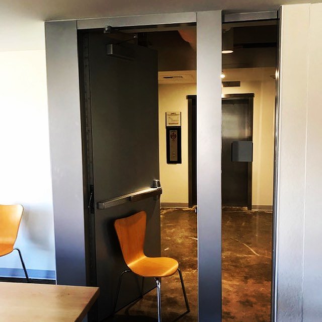 W2MacFab's tweet photo. Powder-coated aluminum trim and custom doors and jambs for The University of Texas School of Architecture 📸:              #ut #universityoftexas #sabrecommercial #ornamentalmetals #utarchitecture  @ The University of Texas at Austin https://t.co/9mQ5RW2uHe