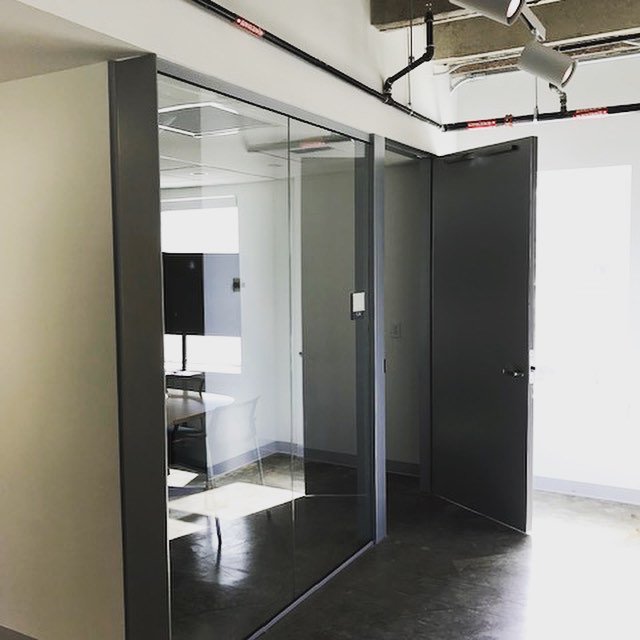 W2MacFab's tweet photo. Powder-coated aluminum trim and custom doors and jambs for The University of Texas School of Architecture 📸:              #ut #universityoftexas #sabrecommercial #ornamentalmetals #utarchitecture  @ The University of Texas at Austin https://t.co/9mQ5RW2uHe