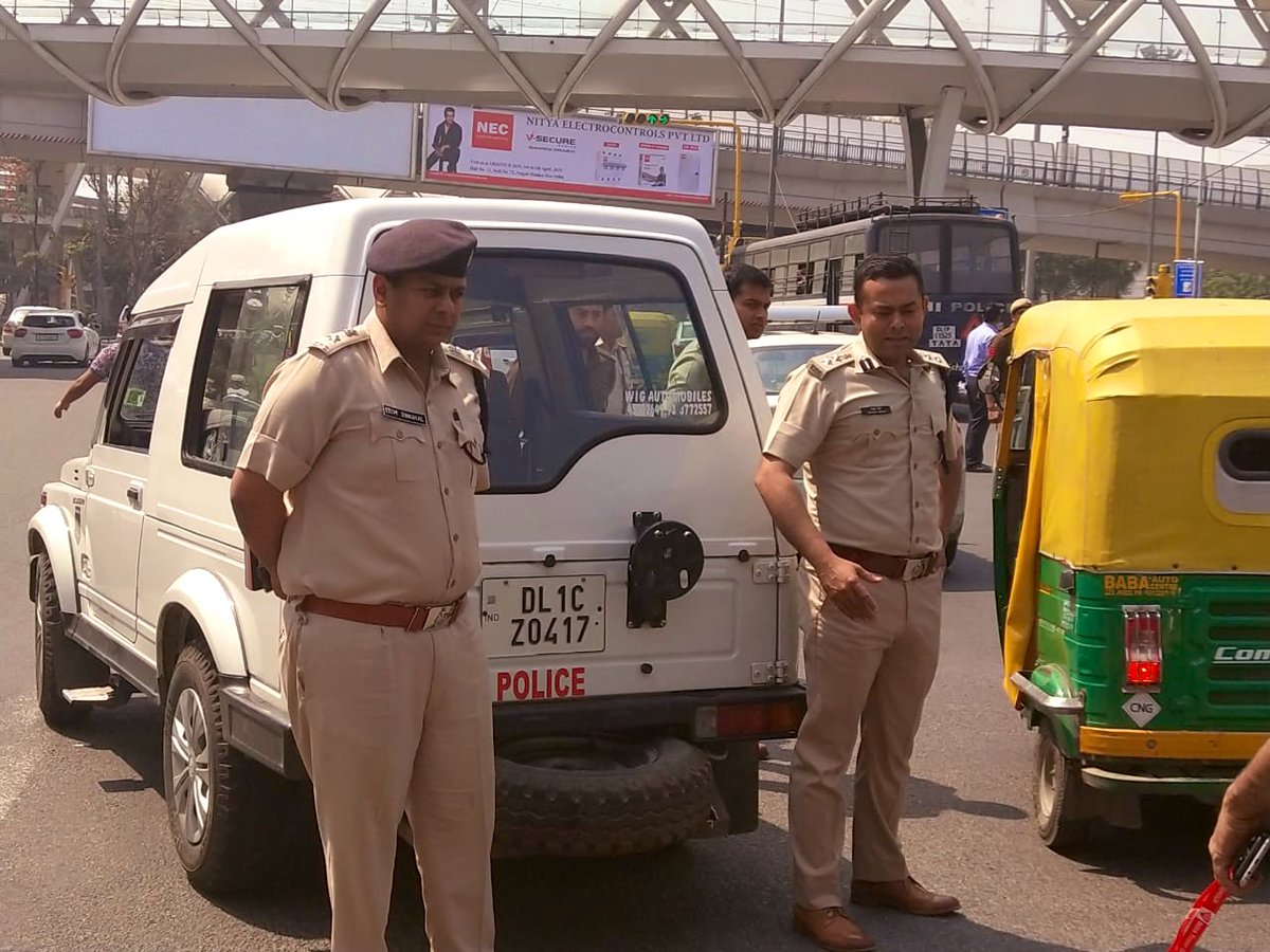IPSMadhurVerma's tweet photo. Thats how cops celebrate Holi !
With round the clock presence in the streets &amp;effective patrolling in troubled areas, no serious incident was reported today.33 strong pickets were positioned in New Delhi area only &amp;every single officer from beat constable to DCP was on the roads! https://t.co/6muuJLiN1A