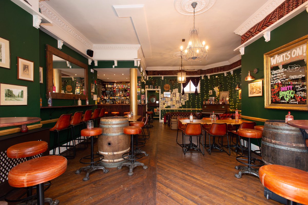 Sammonds_Photo's tweet image. What a cute little pub! Idle Hands Brighton #beer #pub #drinkbeer #realale #goodbeer #fancyapint #brightonpub