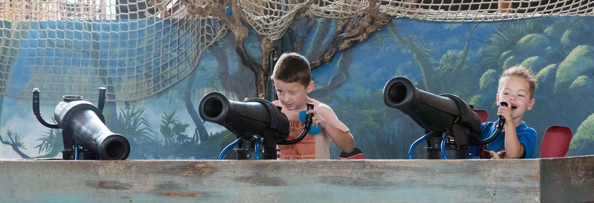 schoolreistv's tweet photo. Leerlingen tot 12 jaar kunnen bij @hetSchatEiland urenlang spelen en ontdekken, springen en glijden, klimmen en klauteren, schatzoeken met de Kapitein, bootjes besturen en nog veel meer. Kijk voor meer #informatie op: https://t.co/bsg9fiTQDF https://t.co/Kvu5jheFLo