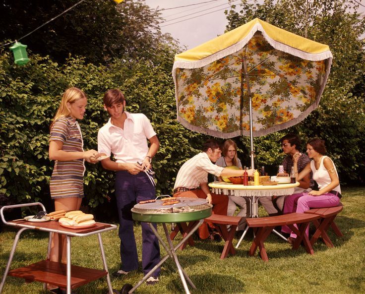 firepitplaza's tweet photo. Spring is in full bloom, which means cookouts and BBQs are right around the corner 🌷🌹🌻Here is a throwback to a 1970s family grilling up in their backyard 🔥🍔🌭#vintagephotography #tbt #throwbackthursday #springtime https://t.co/QH0arzOHco