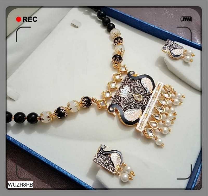 Feminine Alloy Necklace Sets

Material: Alloy

Size: Free Size

Description: It Has 1 Piece Of Necklace and 1 Pair Of Earring

Work: Meenakari Work.