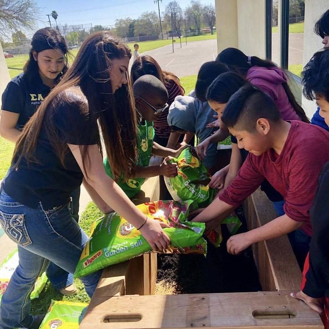 Our <a href="/fresnostate_sa/">Sigma Alpha</a> students had a great time visiting Kirk Elementary School &amp; teaching youth about agriculture. They also taught them how to grow plants in a new planter box made by <a href="/Fresno_State/">Fresno State</a> fraternities! #Agintheclassroom #relayforkids #aginthecomm #agday