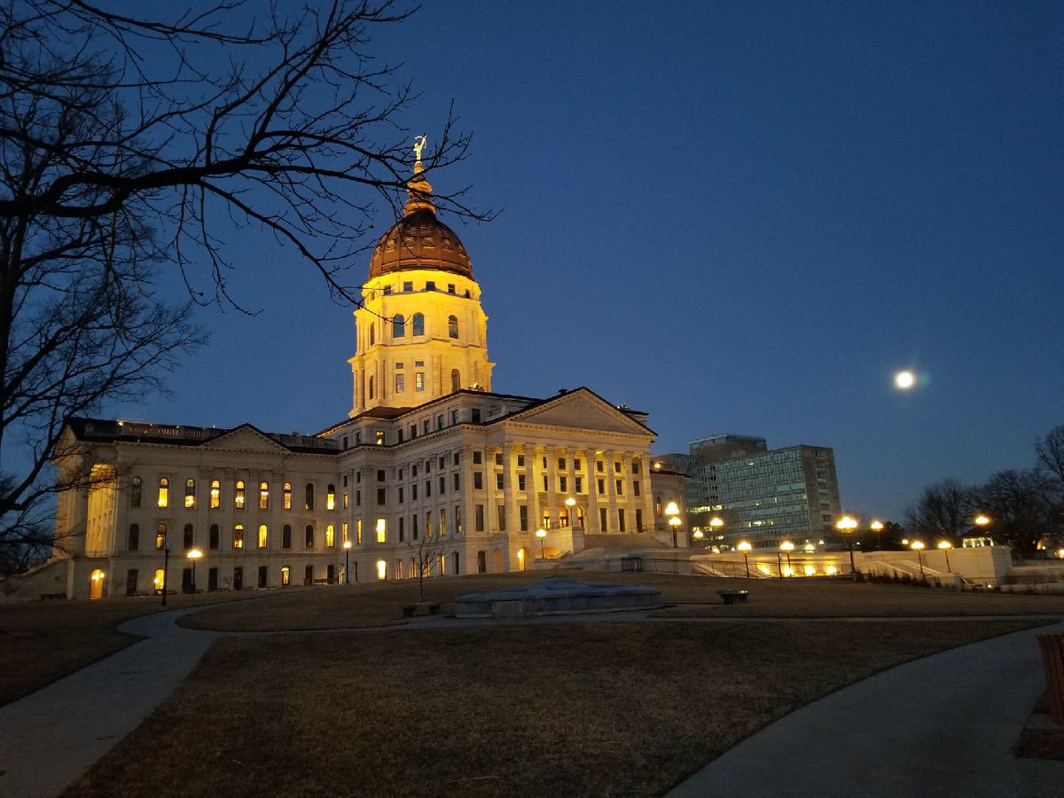 DptPhil's tweet photo. Beautiful morning at the Capital in Topeka, KS to advocate for our profession as Physical Therapists with the @KPTAtweets @suzharms07 @snydsters !
#ChoosePT #moveforwardPT #APTA #physicaltherapy #KPTA #advocate https://t.co/xee4InGfv3