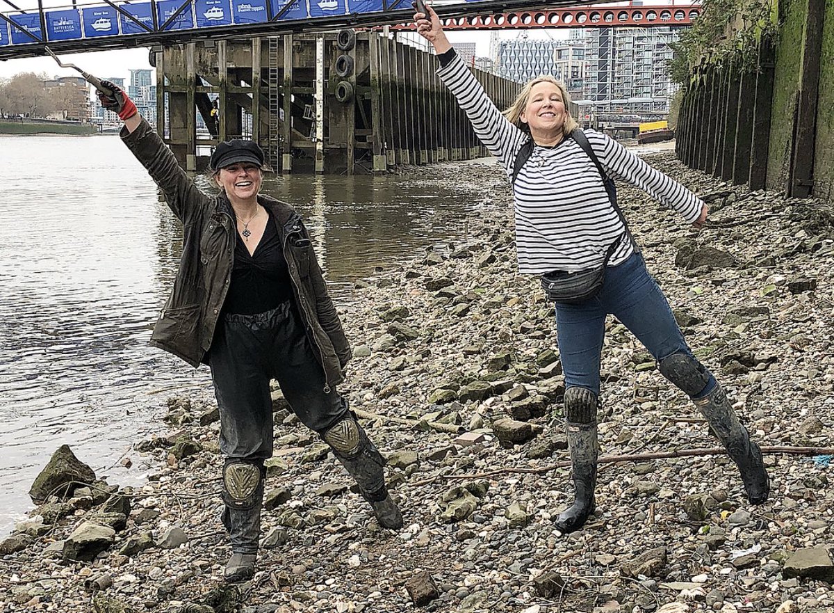 Out with the ladies who lark this morning for a low tide explore @TideLineArt and monika - they found so much - I found so little! #mudlark #lowtide #thames #londonlife #thethames
