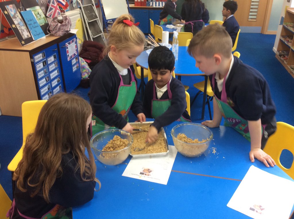 MrsHoward100's tweet photo. @CrossleyFields flapjack making tonight! https://t.co/1QncGWbxVb